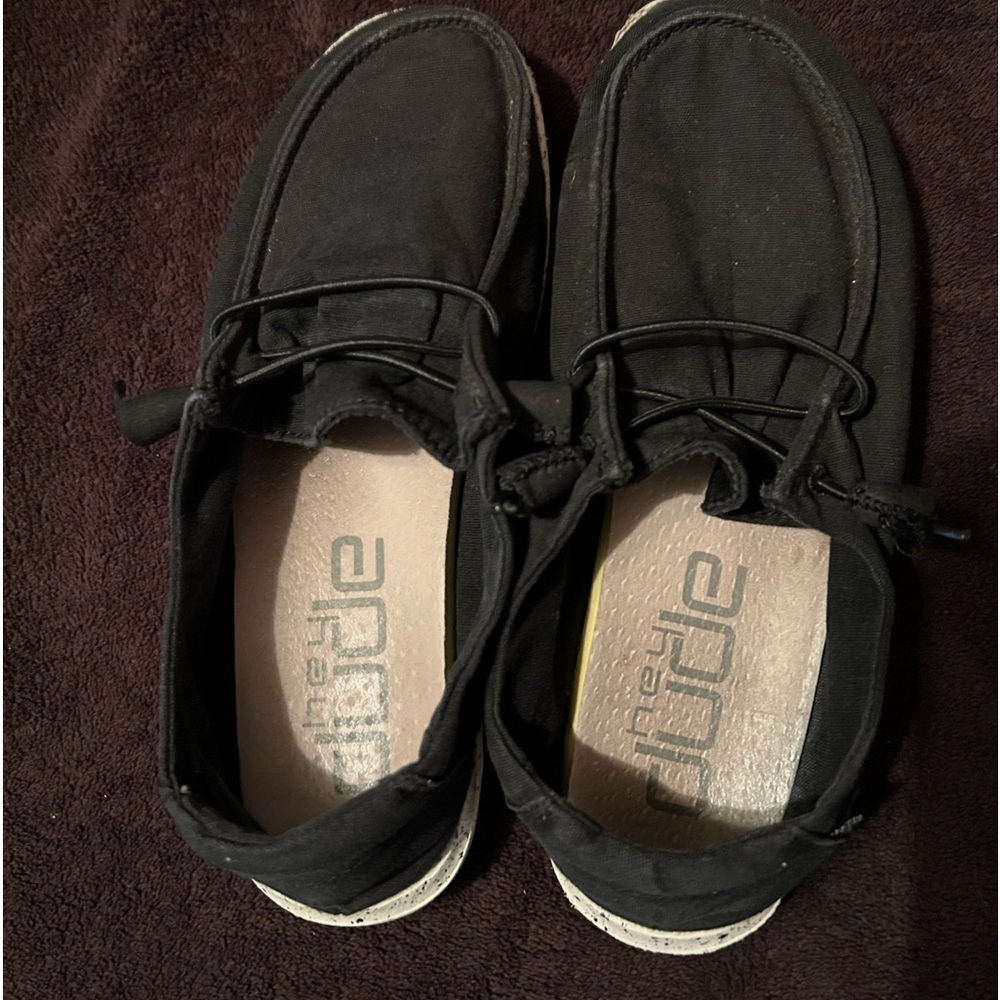 Women’s Hey Dudes, size 6